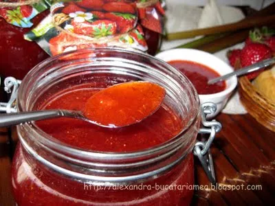 Dulceaţă de căpşuni cu rabarbăr