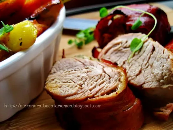 Muşchiuleţ de porc învelit în bacon cu cartofi dulci şi pere