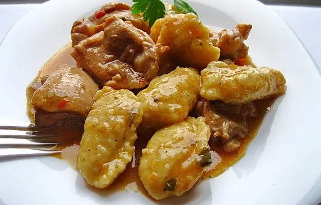 Tocăniţă / Papricaş de pui cu găluşte de făină