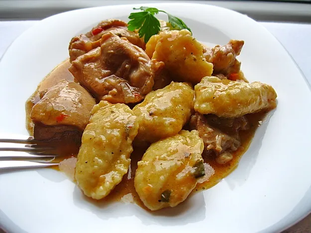 Tocăniţă / Papricaş de pui cu găluşte de făină