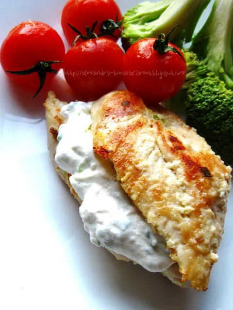 Piept de pui umplut cu ricotta şi roşii cherry