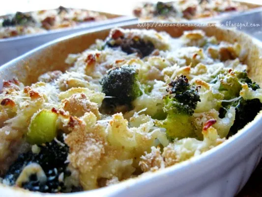 Tăieţei cu pui şi broccoli la caserolă
