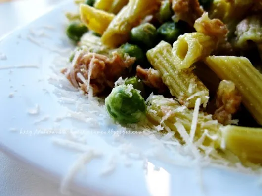 Penne verzi cu mazăre şi ton