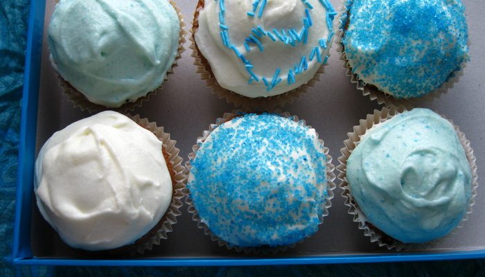 Blue Cupcakes cu Ciocolată albă şi Cream Cheese Frosting