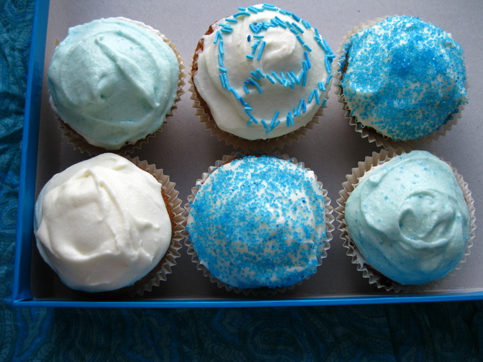 Blue Cupcakes cu Ciocolată albă şi Cream Cheese Frosting
