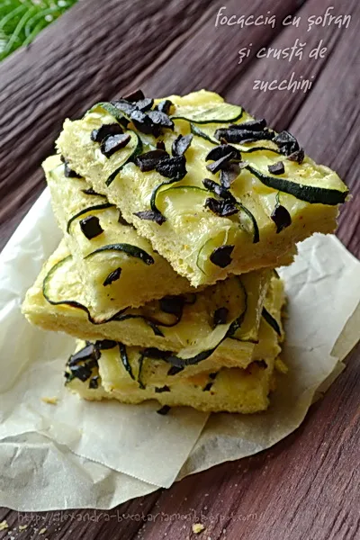 Focaccia cu șofran, zucchini și măsline