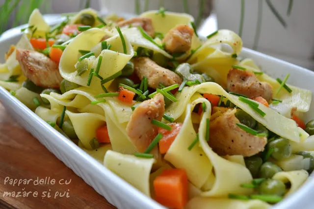 Pappardelle cu mazăre, chives și pui tras la tigaie