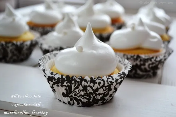 Cupcakes cu ciocolată albă și glazură de bezea