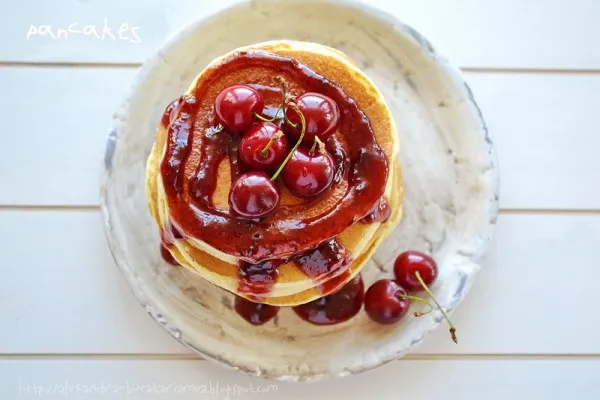American pancakes servite cu sirop proaspăt de cireșe