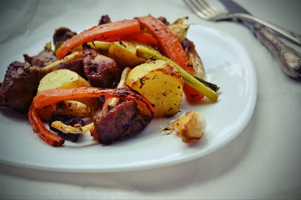 Pulpă de porc cu legume la cuptor