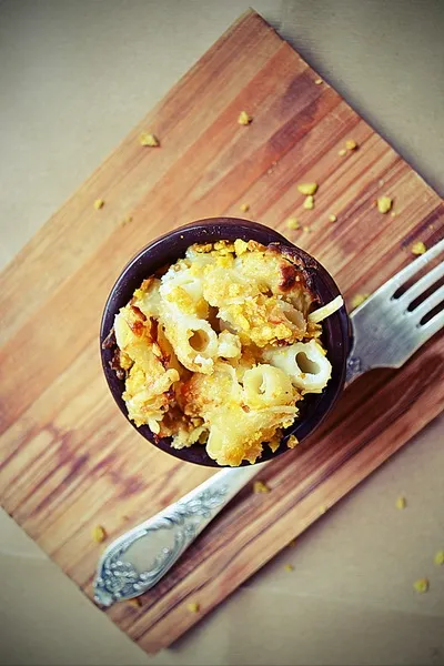 Macaroane cu brânză și crustă din fulgi de porumb – Mac ‘n’ Cheese