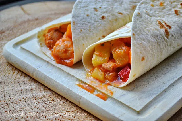 [:ro]Aproape taco … sau tocană de pui cu legume în felul meu[:]