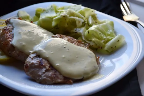 Cotlet de porc cu dovlecei și sos de iaurt