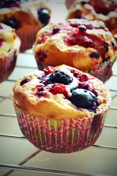 Muffins cu lime, ricotta și fructe de pădure