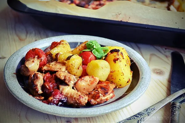 Pulpe de pui crocante și lipicioase, cu cartofi și roșii