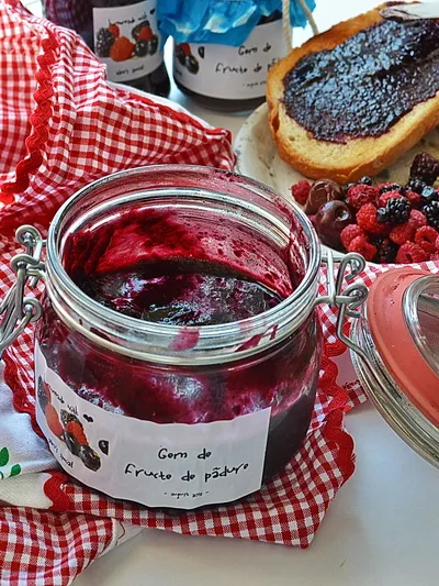 Gem / peltea / jeleu de fructe de pădure fără sâmburi