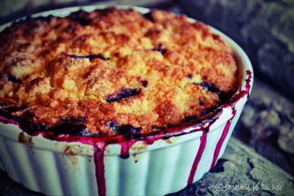 Crumble cu piersici și afine