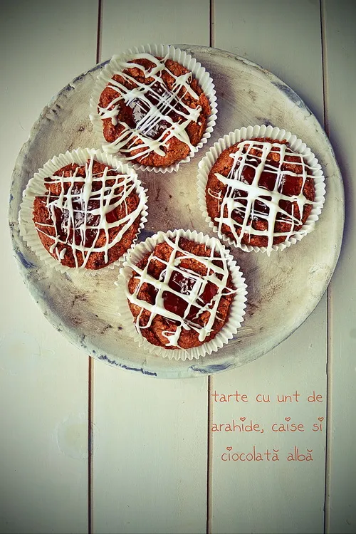 [:ro]Tarte cu unt de arahide, caise și ciocolată albă[:]
