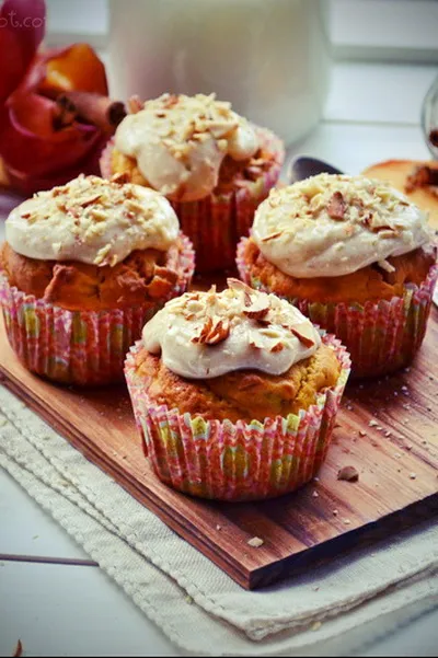 Muffins cu dovleac copt și măr, cream cheese cu scorțișoară și migdale