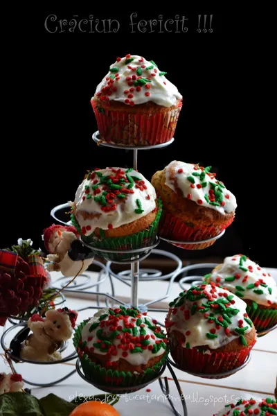 [:ro]Muffins cu vârf nins pentru dimineața de Crăciun – cu clementine și cranberries[:]