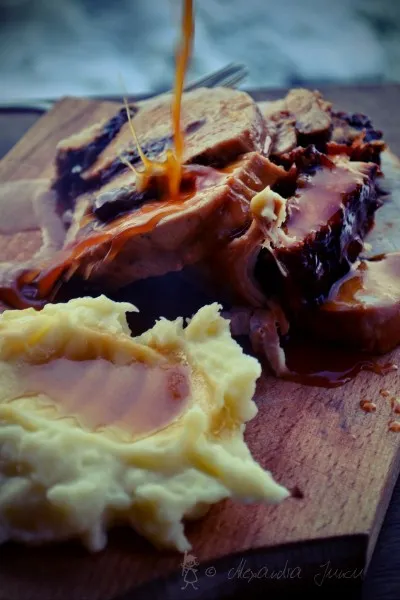 Friptură de curcan – umplut cu prune, mere şi prosciutto
