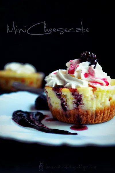 Mini Cheesecakes cu Zmeură și Mure