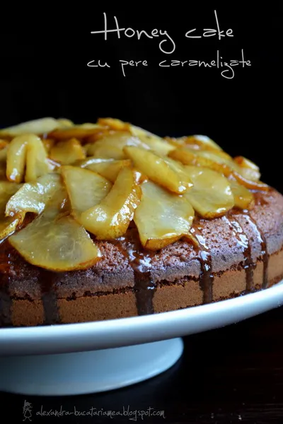 Honey cake cu pere caramelizate