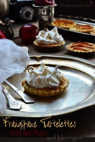 Tartelette cu Prune roșii, cremă Frangipane și Bezea