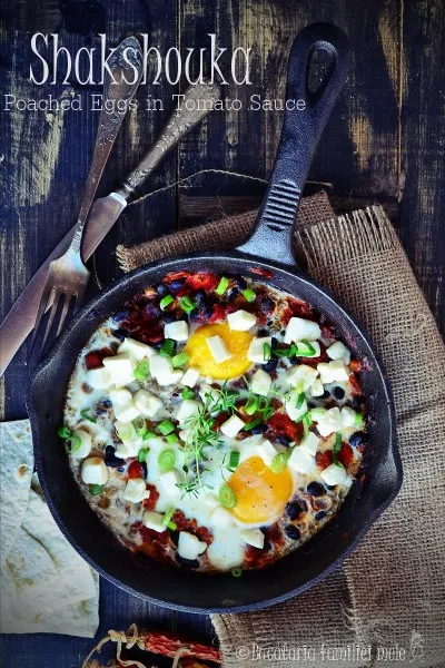 Ochiuri în sos de Rosii cu Fasole Neagra si Telemea – Shakshouka