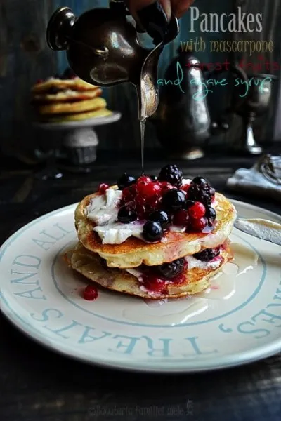 Pancakes cu Mascarpone, Fructe de pădure și sirop de Agave