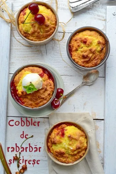 Cobbler de rabarbar si cirese
