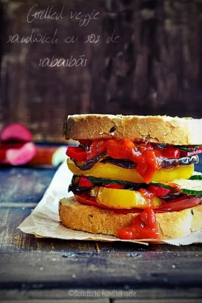 Grilled Veggie Sandwich cu sos de rabarbar