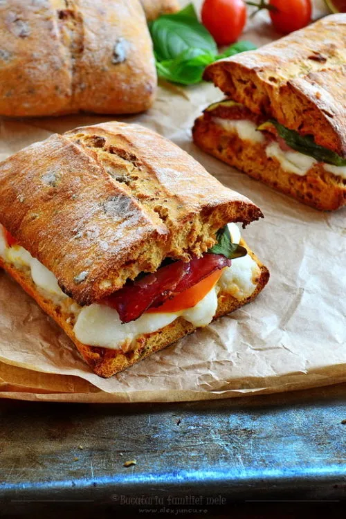 Ciabatta cu mozzarella Granarolo, smochine, rosii si prosciutto