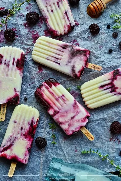 Popsicle cu branza de capra, cimbru si fructe de padure negre