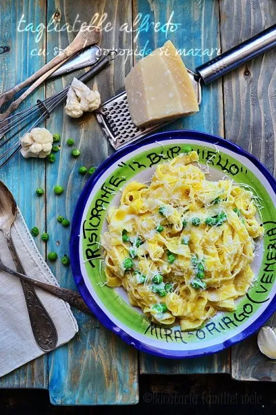 Tagliatelle alfredo cu sos de conopida