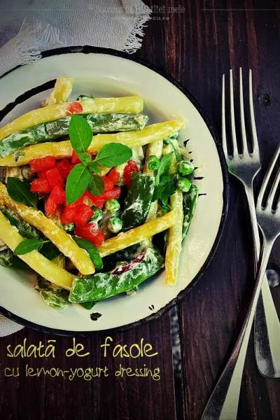Salată de fasole și mazăre cu dressing de iaurt