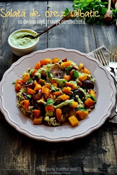 Salata de orez salbatic cu dovleac copt si ceapa caramelizata