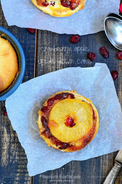 prăjitură răsturnată cu mere și cranberry