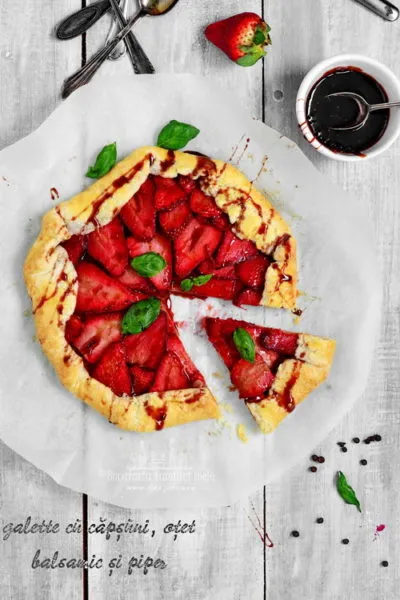 galette cu capsuni, otet balsamic si piper