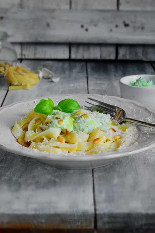 Pesto – din branza proaspata si busuioc – pentru paste sau doar asa de-ntins pe paine