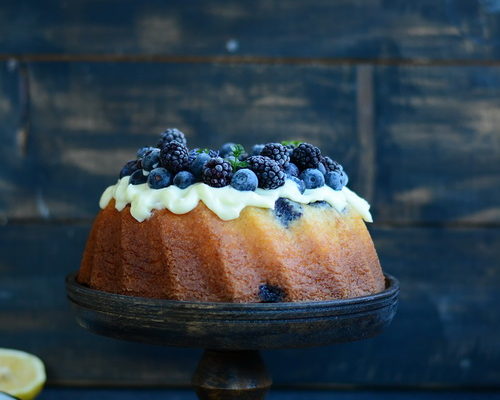 Best-Ever Cake cu mascarpone si fructe negre de padure