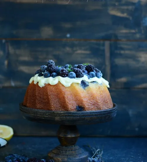 Best-Ever Cake cu mascarpone si fructe negre de padure