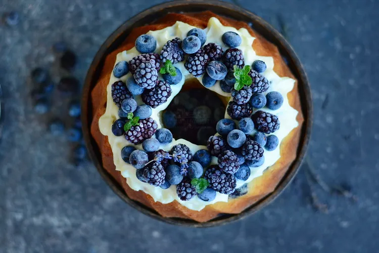 cake cu mascarpone si fructe negre de pădure