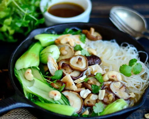 Ciuperci shiitake, Bok choy, Tăiței de celofan și piept de pui la grătar