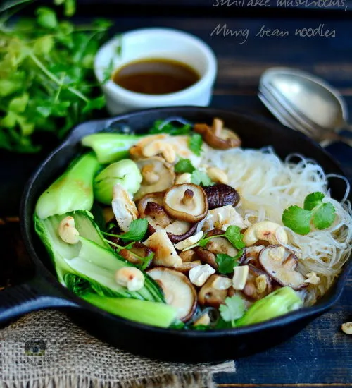 Ciuperci shiitake, Bok choy, Tăiței de celofan și piept de pui la grătar