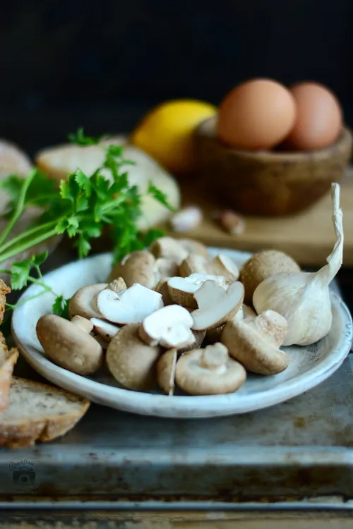 Mic dejun rapid si delicios - paine prajita cu ciuperci Shiitake si oua posate / oua romanesti 