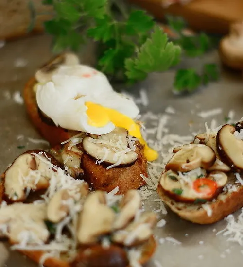 Mic dejun pe pâine prăjită cu ciuperci Shiitake și ouă poșate