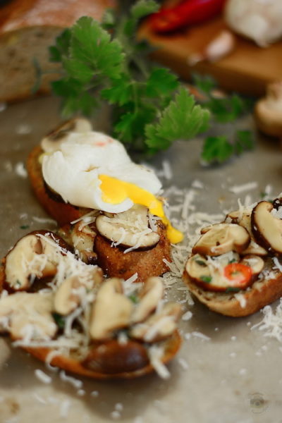 Mic dejun rapid si delicios - paine prajita cu ciuperci Shiitake si oua posate / oua romanesti 