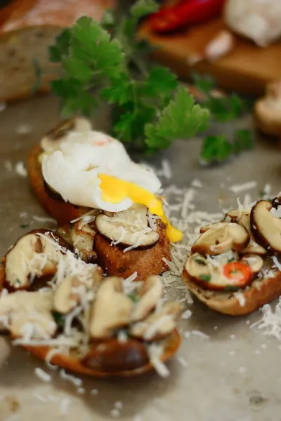 Mic dejun rapid si delicios - paine prajita cu ciuperci Shiitake si oua posate / oua romanesti 