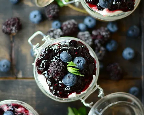 Cheesecake cu fructe de padure fara coacere … la borcan